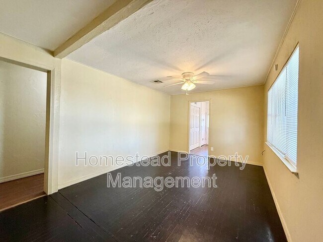 Foto del edificio - 4208 NW 21st St