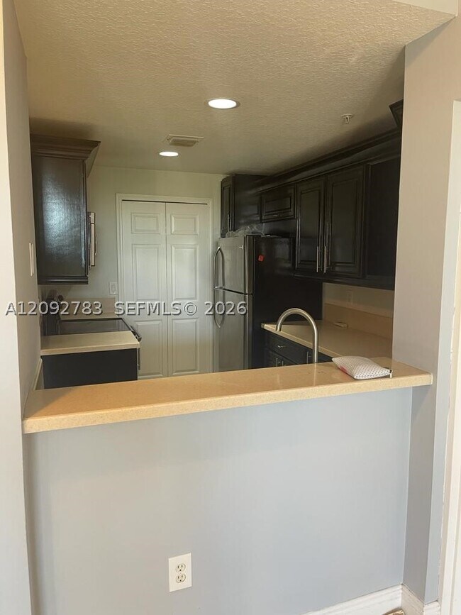 Foto del edificio - 6670 NW 114th Ave