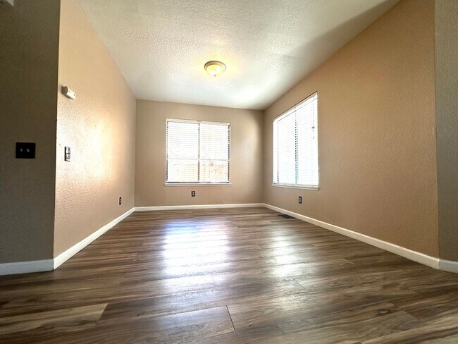 Foto del edificio - Lovely 3 Bed, 2.5 Bath with SOLAR and Comm...