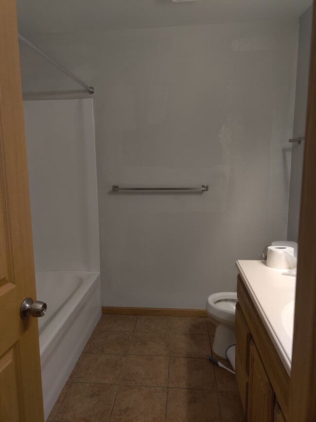 Building Photo - Charming Townhome with Spacious Yard