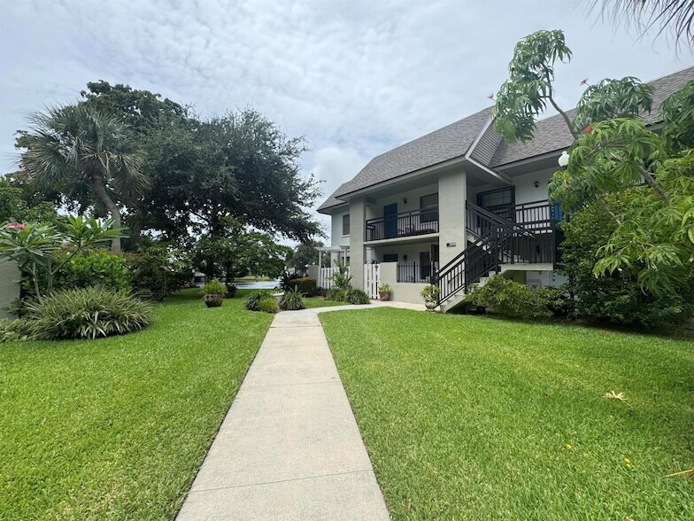 Building Photo - 2018 SW 29th Ct