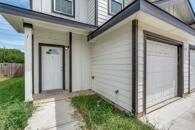Building Photo - 3-Bedroom Duplex