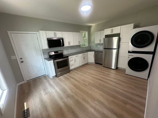 Foto del edificio - BEAUTIFUL RENOVATED NEW 3 BEDROOM HOUSE MI...