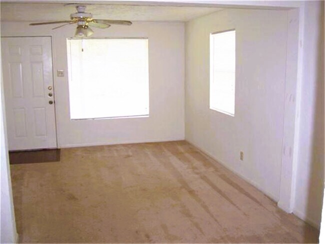 Building Photo - 1833 Oriole Dr