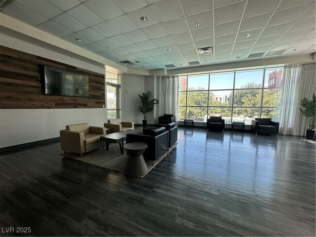 Building Photo - 26 E Serene Ave