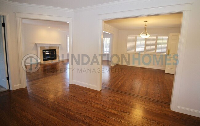 Building Photo - Spacious 5BR Novato Home at End of Private Drive!  A/C!  Solar!  FOUNDATION