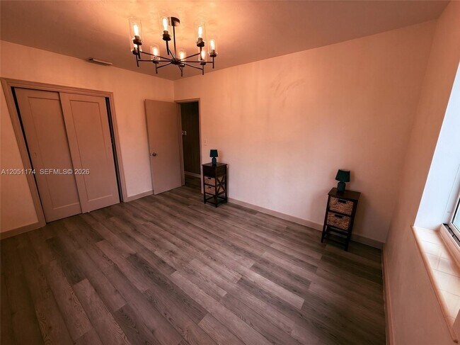Foto del edificio - 545 NE 111th St