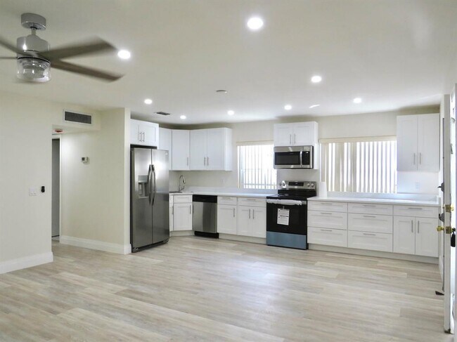 Building Photo - 557 Burgundy L
