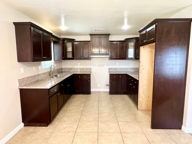 Foto del edificio - 621-623 W Imperial Hwy