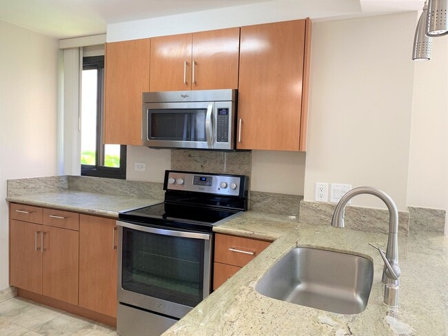 Building Photo - 3 bedroom, 2 bathroom in Country Club Plaza!
