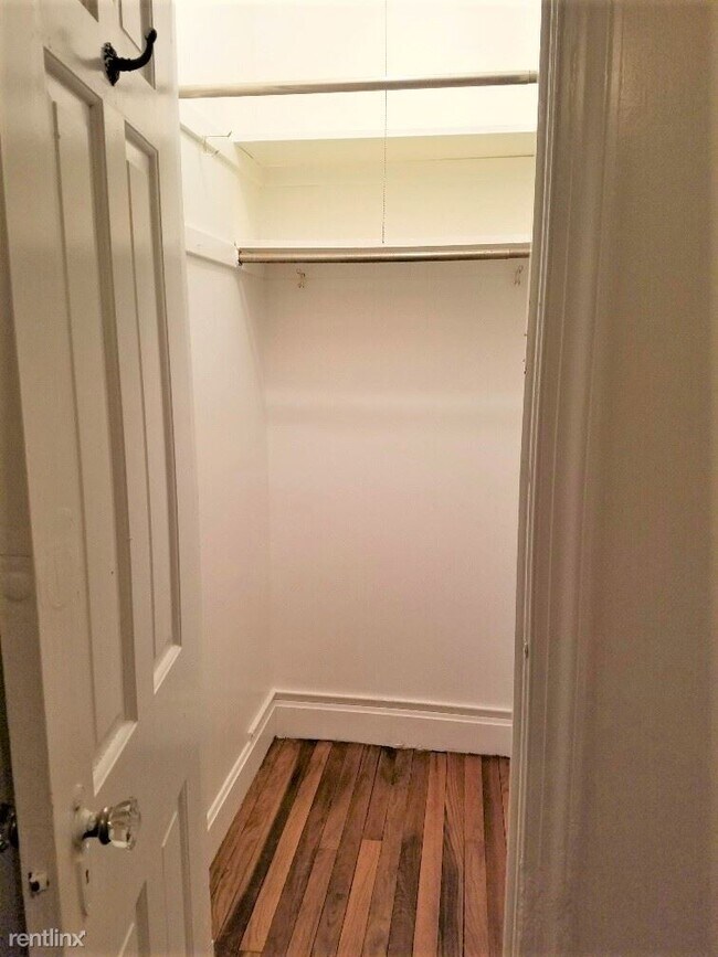 Building Photo - 1 br, 1 bath Duplex - 102 N Center St