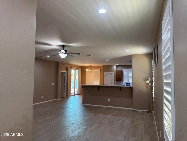 Foto del edificio - 6826 W Charter Oak Rd
