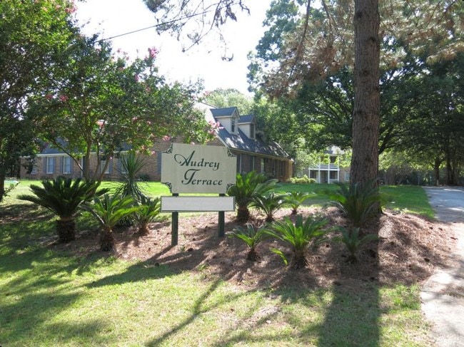 Building Photo - 242 Highpoint Rd