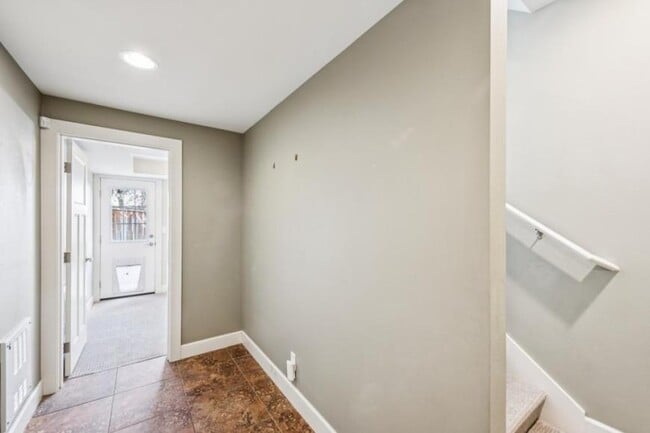 Building Photo - 3 bedroom in Seattle WA 98199