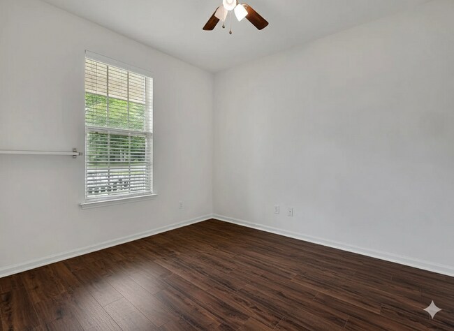 Foto del edificio - 3025 Four Oaks Blvd