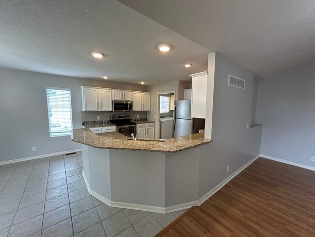 Building Photo - Beautiful Townhome in the popular Vavrina ...