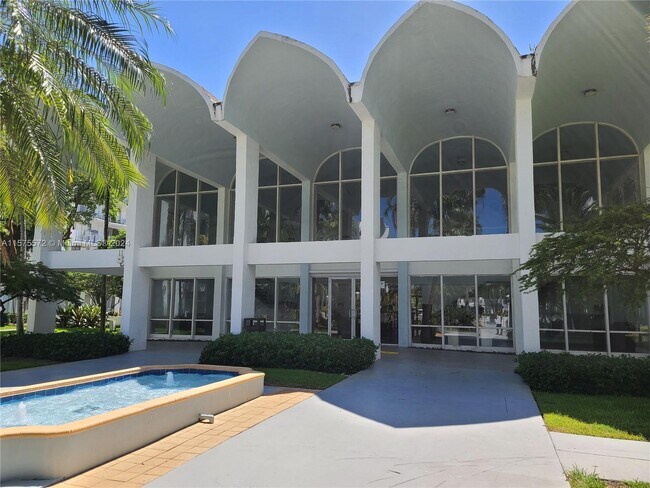 Foto del edificio - 484 NW 165th St