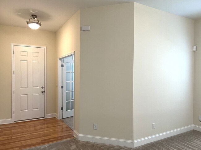 Building Photo - The Highlands!!