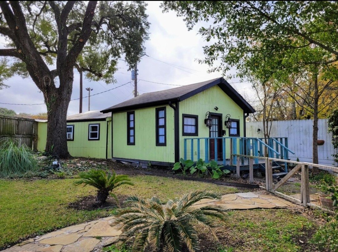 1308 E Washington Ave Unit Cottage, Navasota, TX 77868 Apartments in