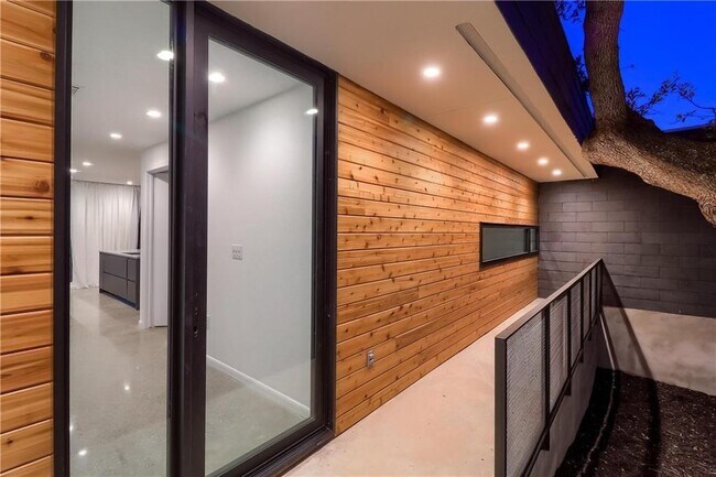 Foto del edificio - 9400 Shady Oaks Dr
