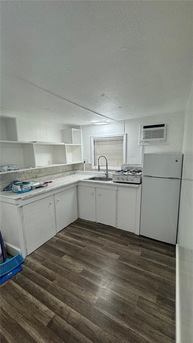 Building Photo - 601 NE 4th Ct.