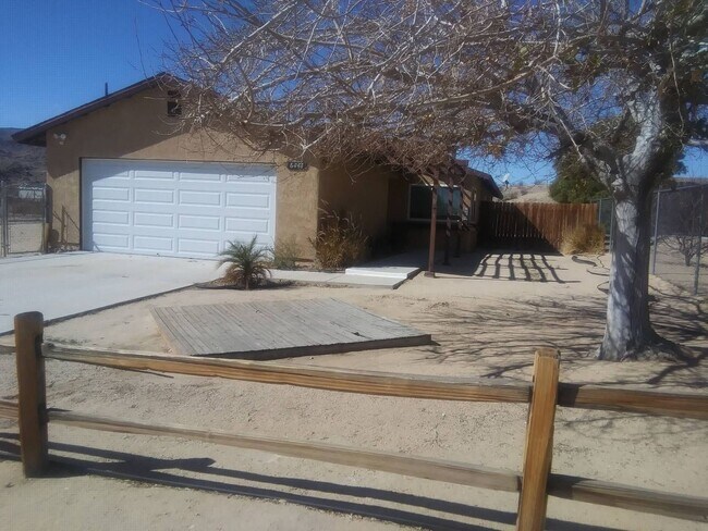 Foto del edificio - COMING SOON!Three Bedroom 2 Bath Available...