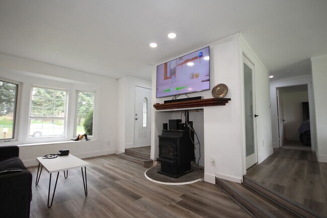 Foto del edificio - Renovated 3-bedroom 2 bath rambler on a fl...