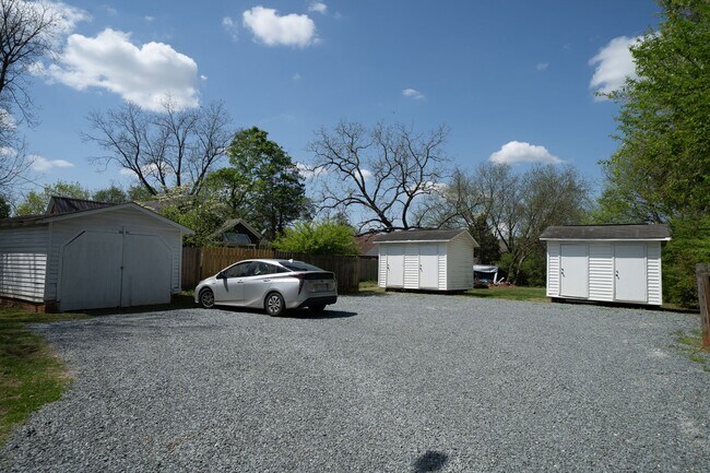 Foto del edificio - 1/2 Mo Off Special - Historic area - China Grove- 1 bed,1bath Unit