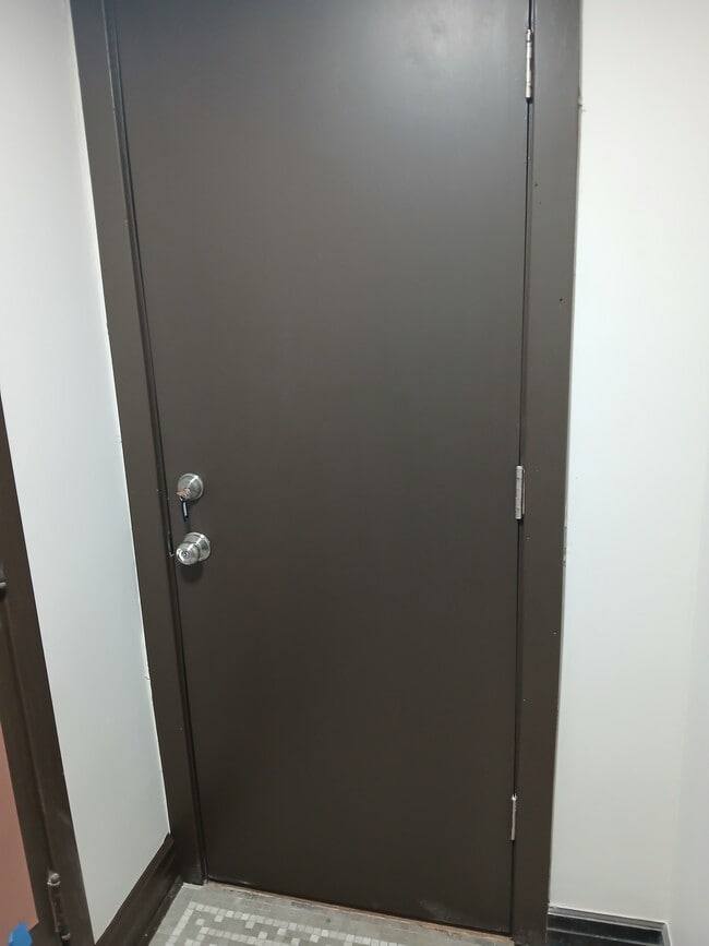 Segunda puerta de entrada segura - 2221 W Winnemac Ave