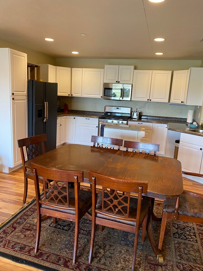 kitchen has GAS RANGE - 95 Fork Horn Ct