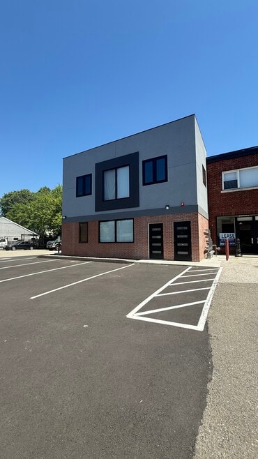 Building Photo - 116 Main St