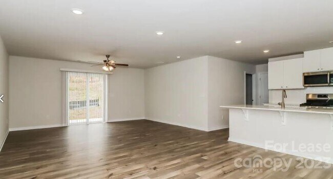 Building Photo - 128 Hazelnut Wy