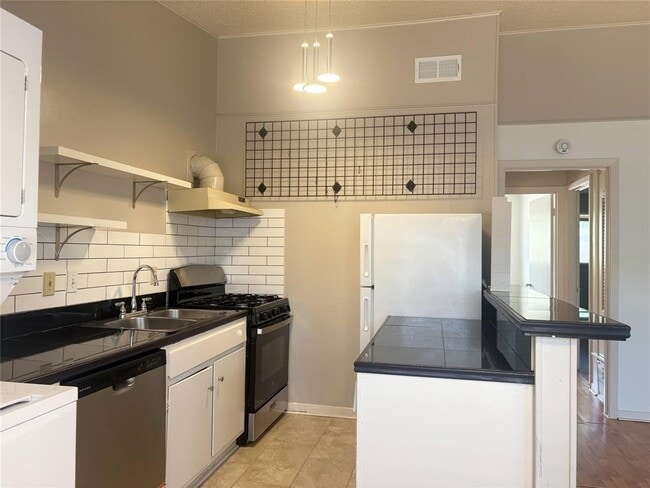 Building Photo - 600 W 51st St