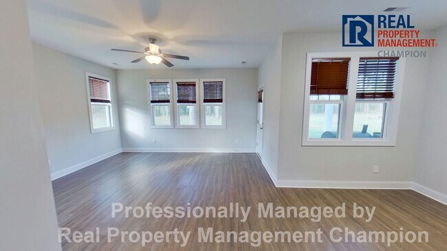 Foto del edificio - Beautiful Home in Hampstead on Spacious Lot