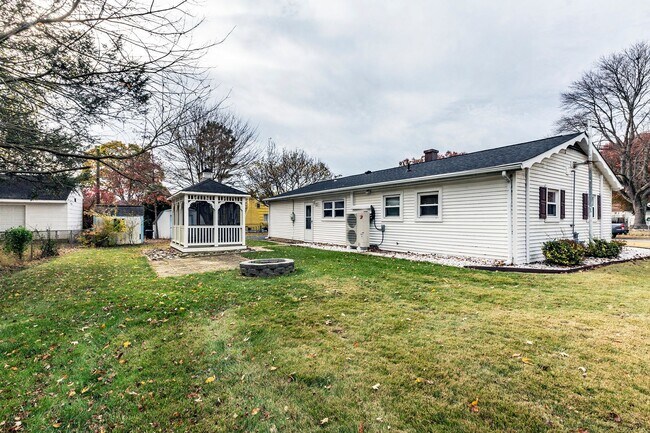 Building Photo - 3 bedroom, 1 bath, newly renovated ranch i...