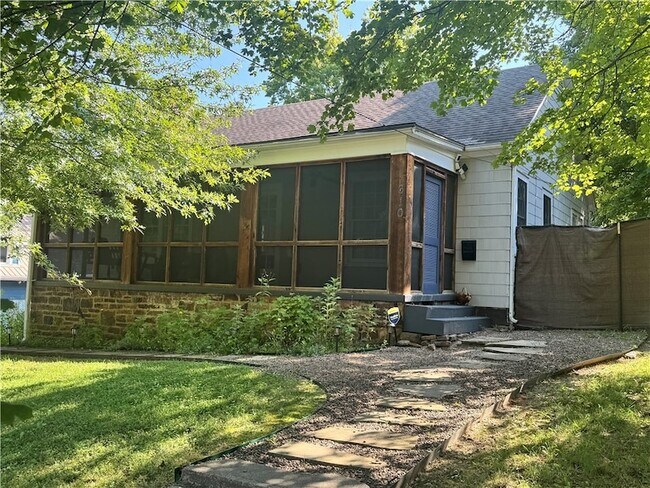 Building Photo - 610 N Olive Ave
