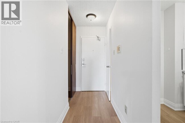 Building Photo - 975 Warwick Ct