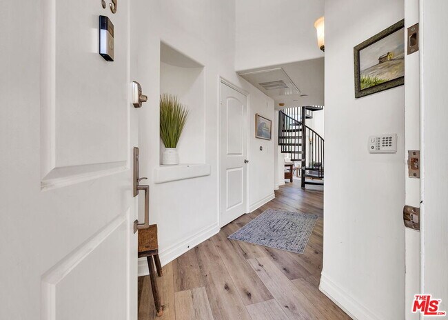 Building Photo - 15206 Burbank Blvd