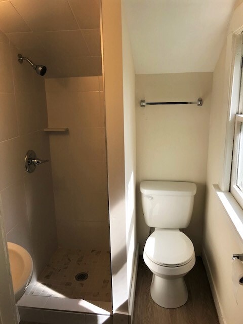 Baño - 710 N Maple St