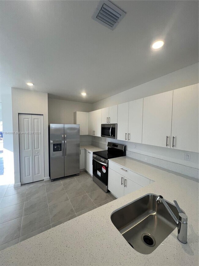 Foto del edificio - 2463 SE 29th St