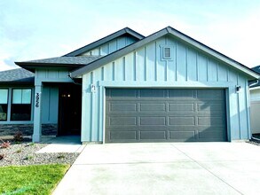 Building Photo - 3956 N Amberwood Ave