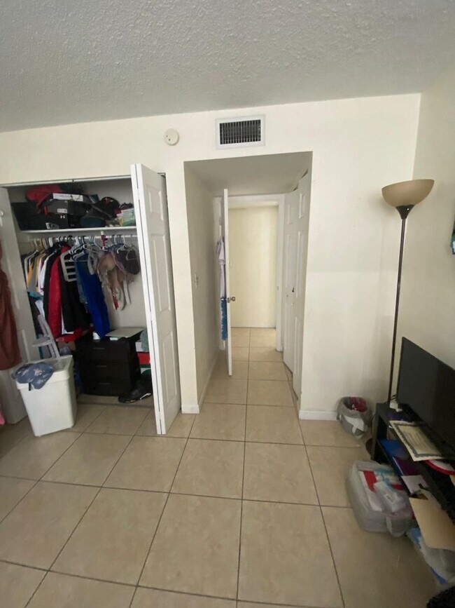 Building Photo - Charming 2 Bed 2 bath in a gated community close to it all!