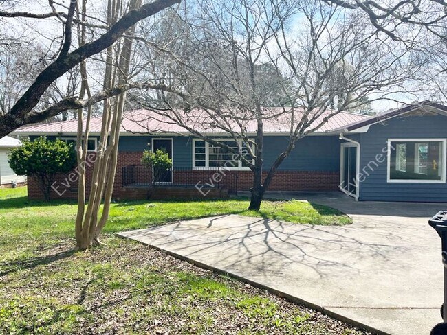 Building Photo - 306 N Circle Dr