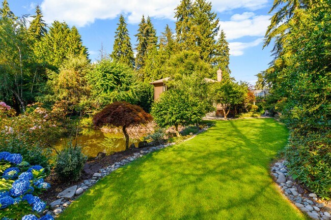 Building Photo - Kirkland 4BR 2.5BA Modern Luxury: Pond-Sid...