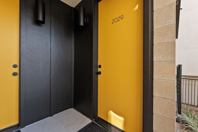 Foto del edificio - Contemporary Little Italy Studio!
