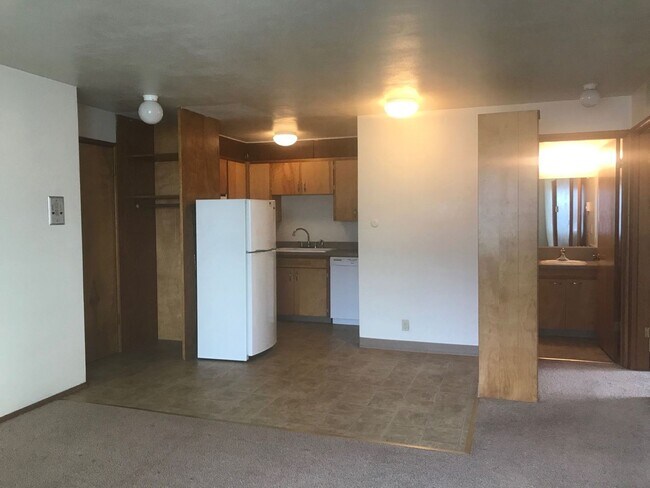 Building Photo - 2 Bedroom Apartment ~ Close to Campus ~ Ca...