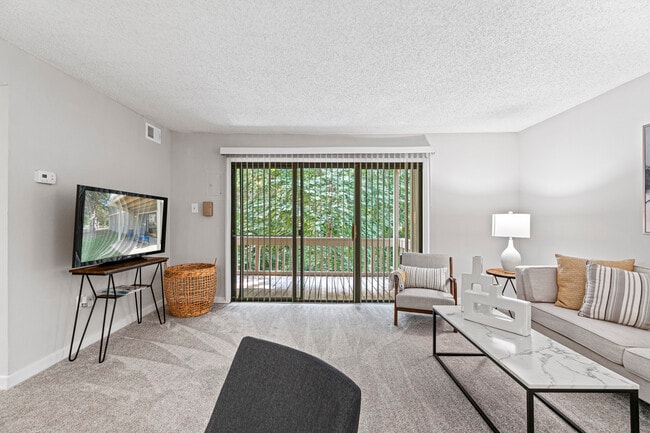 Windsor Deluxe 2BR, 1BA - 871SF - Living Room - Chesterfield Village