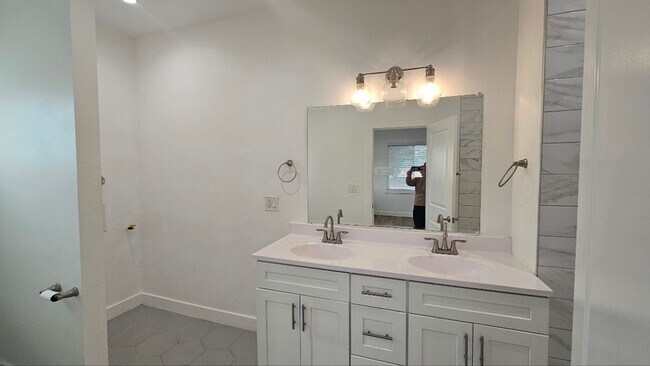 Foto del edificio - 1100 W 45th St