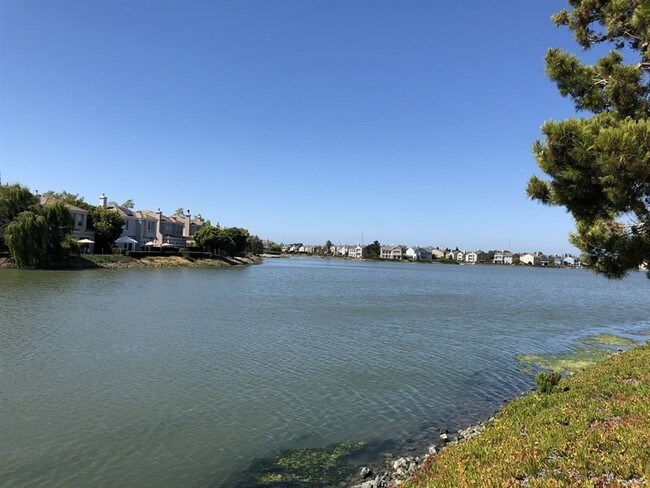 Foto del edificio - Wide Water Views!