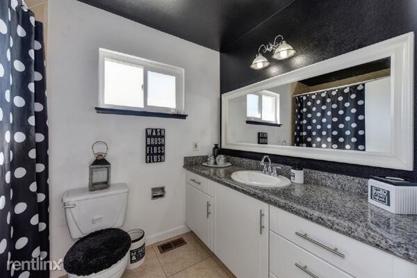 Building Photo - 2 br, 1.5 bath Townhome - 710 7th Avenue A